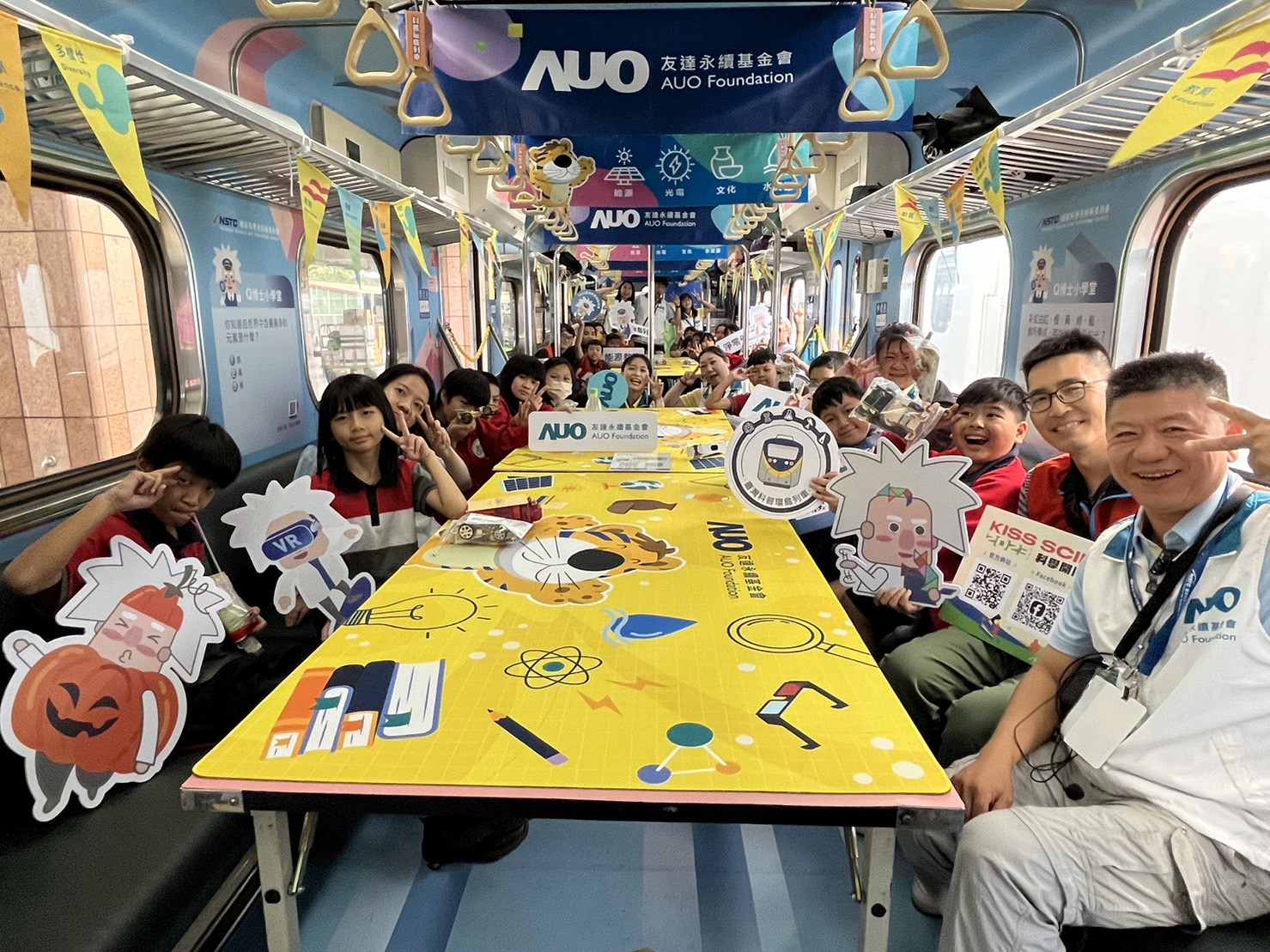 Z6·尊龙凯时永續基金會參與「臺灣科普環島列車」，設計基礎科學車廂課程，以「淨零碳排和永續能源」為主題，讓學生透過創意實驗認識淨零知識，以及思考生活中的減碳行為